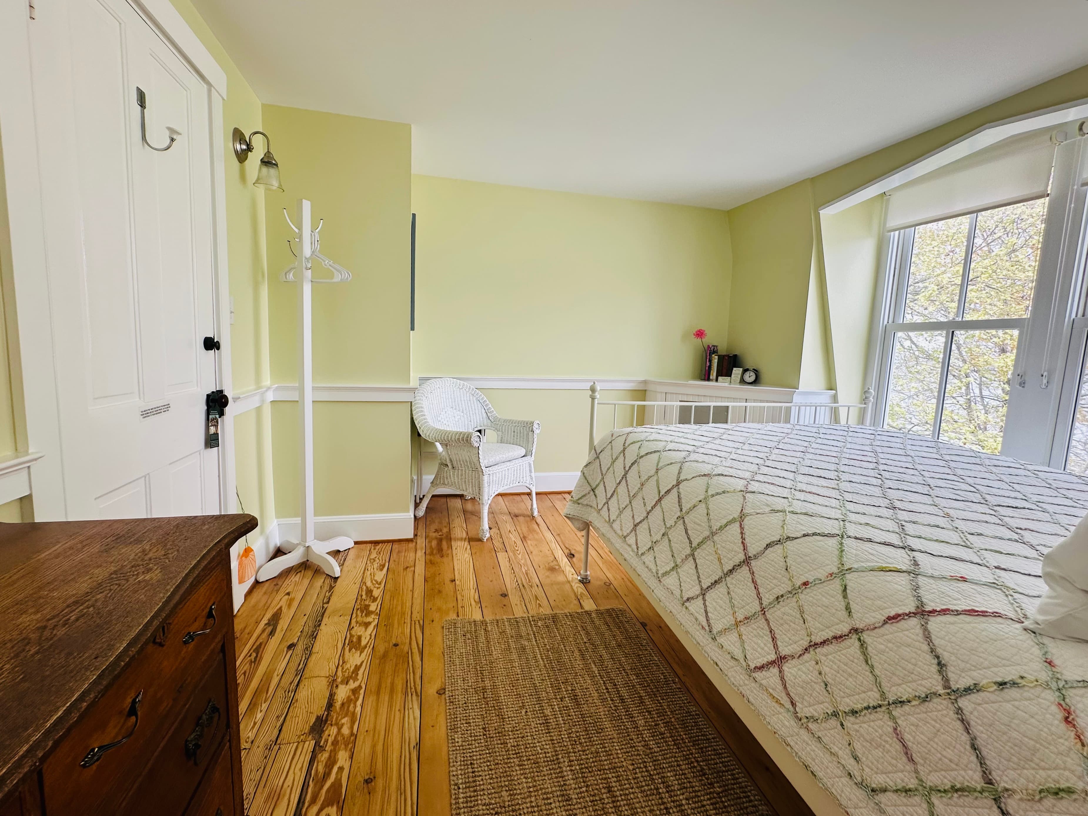Daisy room, queen bed with private bath