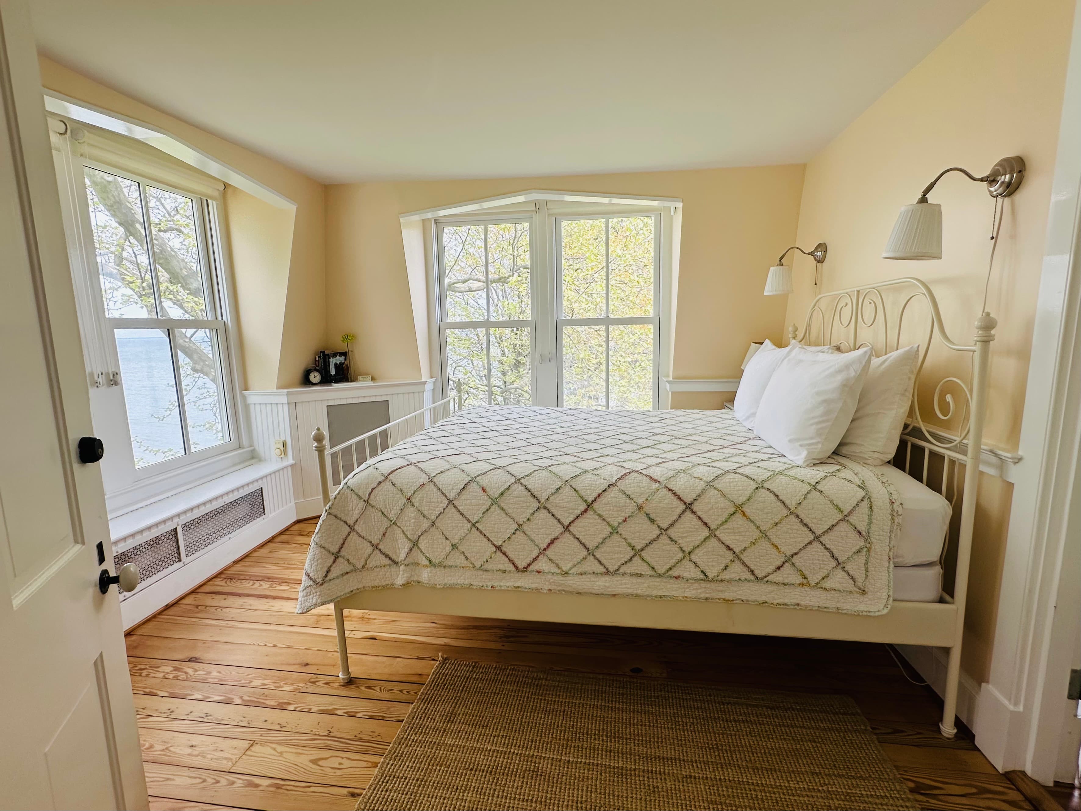 3rd floor room with queen bed